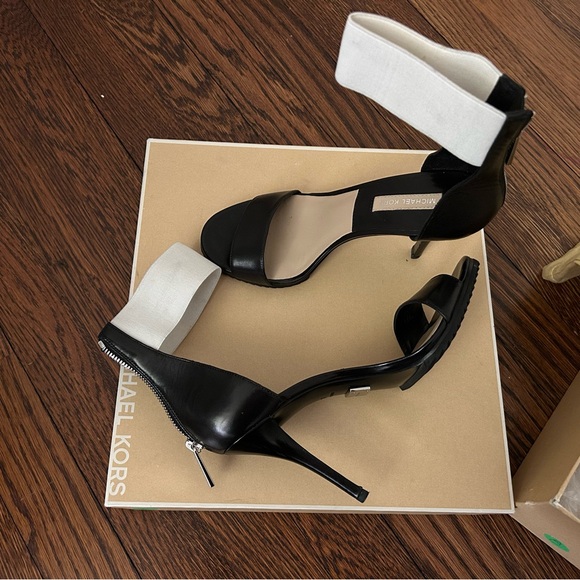 Michael Kors shoes, size 37, brand new with box & shoe bag - Picture 4 of 8